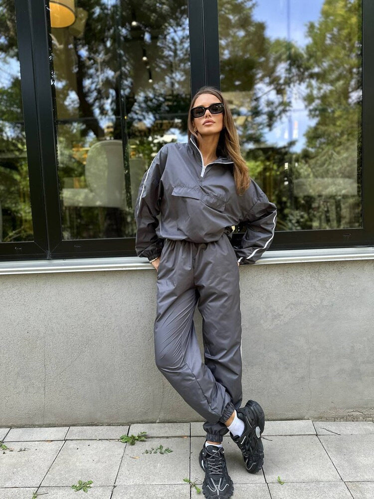 Damen Sportliches Set aus leichtem Material mit Reißverschluss WW