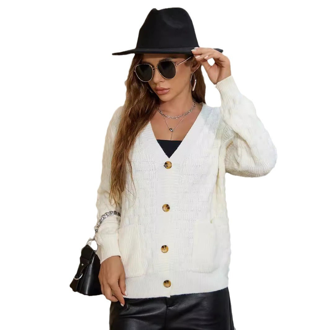 Damen Strickjacke mit modernen Zopfmustern und schicken Knopfdetails WW