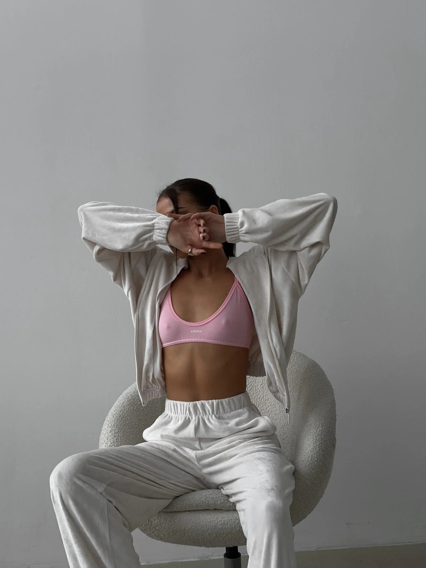 Damen sportliches Velours-Loungewear-Set mit praktischer Kapuze und elastischen Bündchen WW