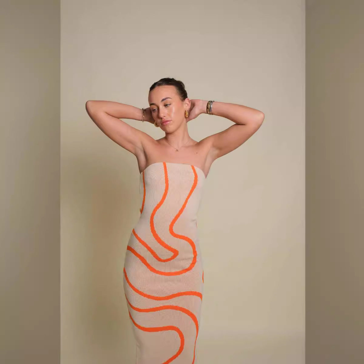 Damen Maxikleid im trendigen Silhouette mit asymmetrischem Design und dekorativen Linien WW