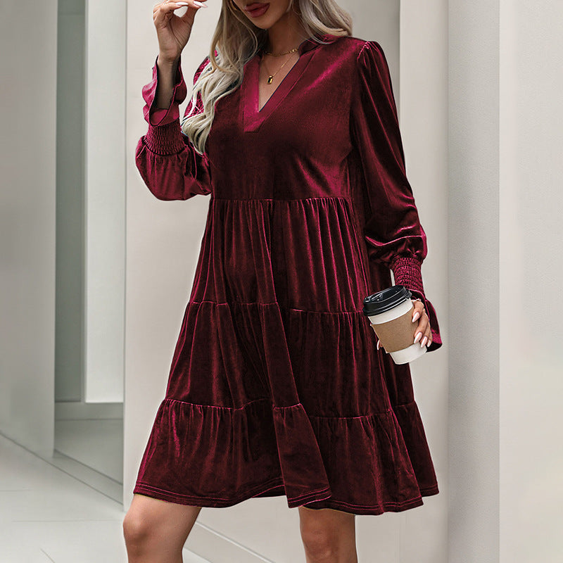 Damen Velvet-Kleid mit V-Ausschnitt und voluminösem Rüschendesign WW
