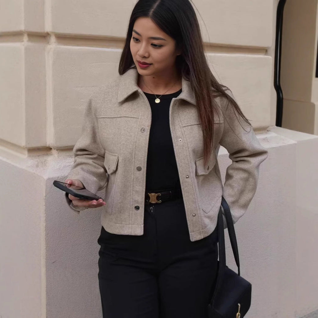 Damen kurze Wolljacke im klassischen Stil mit aufgesetzten Taschen WW