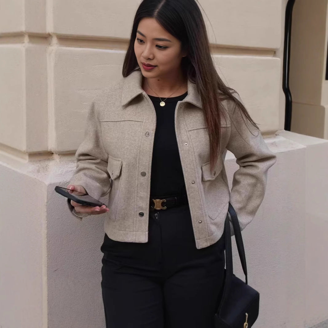 Damen kurze Wolljacke im klassischen Stil mit aufgesetzten Taschen WW