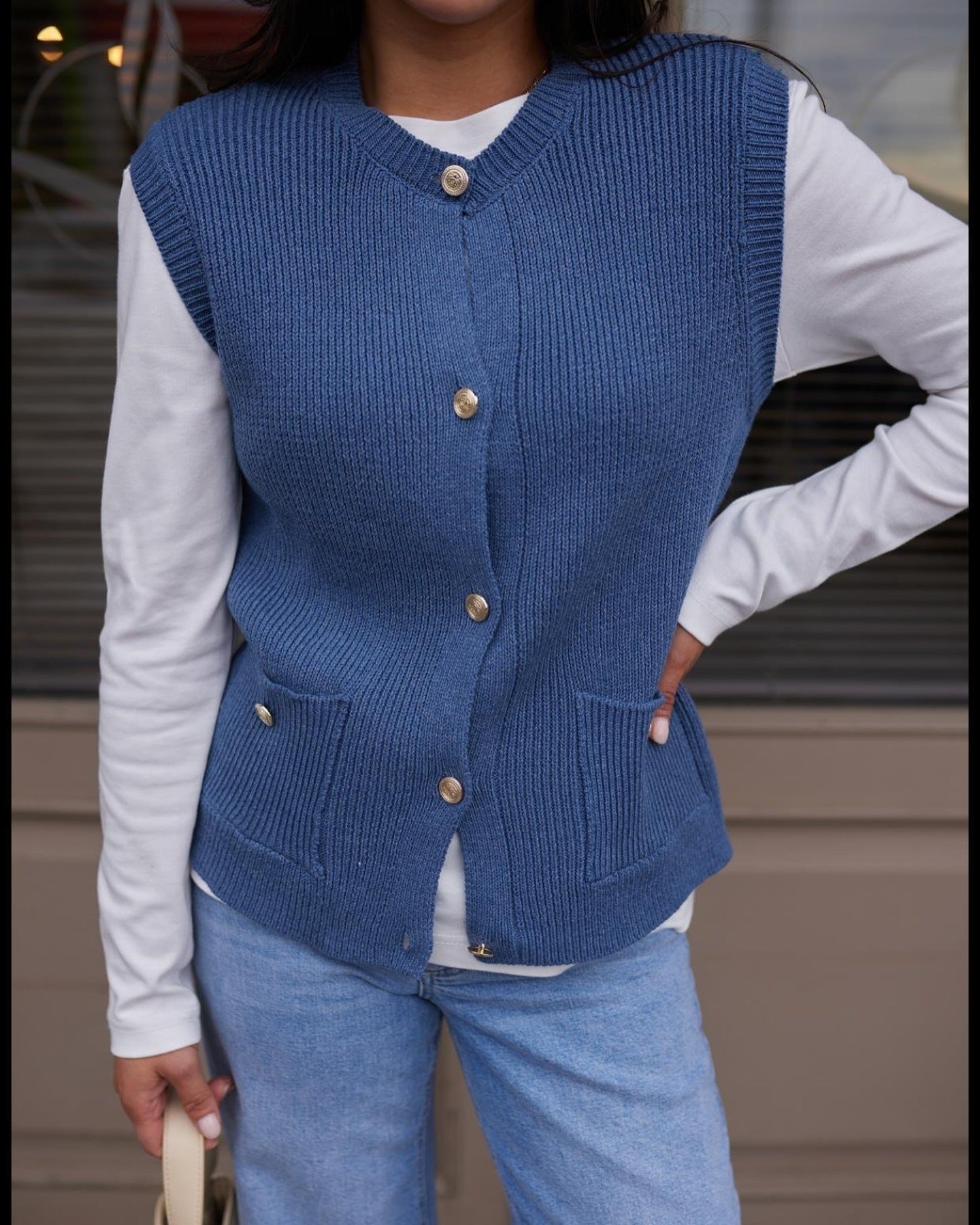 Damen Strickweste mit Knopfleiste und praktischen Taschen WW