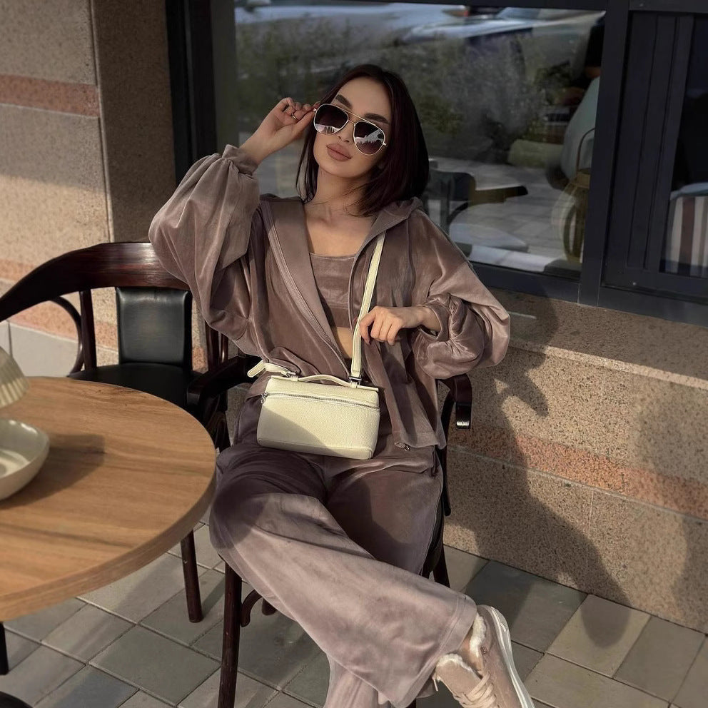 Damen sportliches Set aus weichem Velours mit cropped Top und weiter Jogginghose WW