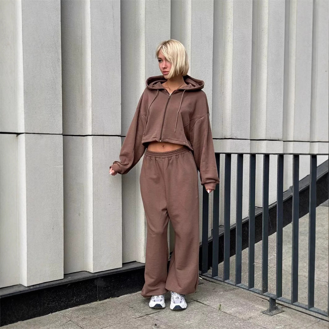 Damen lässiges Sportoutfit mit cropped Kapuzenjacke und weiter Hose WW