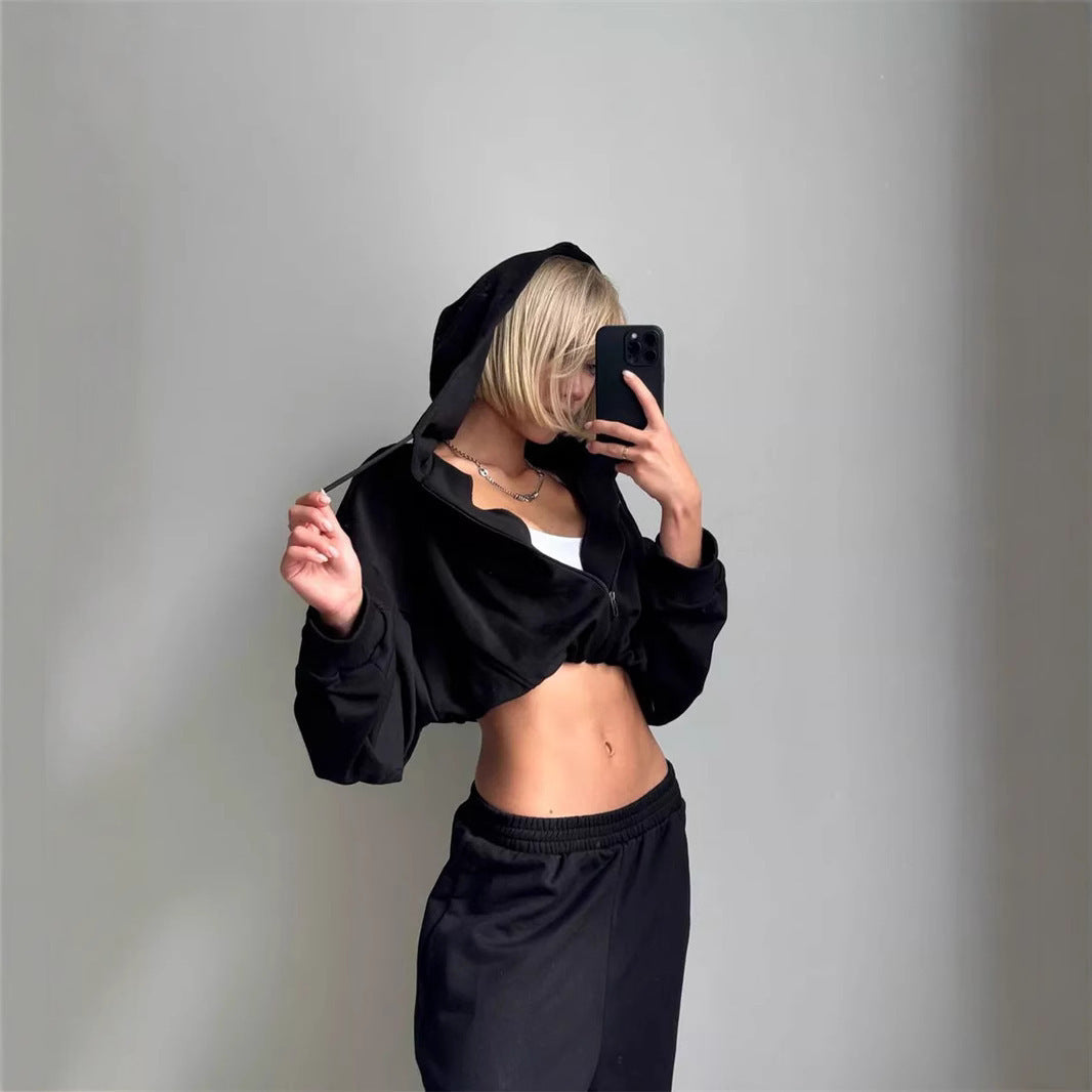 Damen lässiges Sportoutfit mit cropped Kapuzenjacke und weiter Hose WW