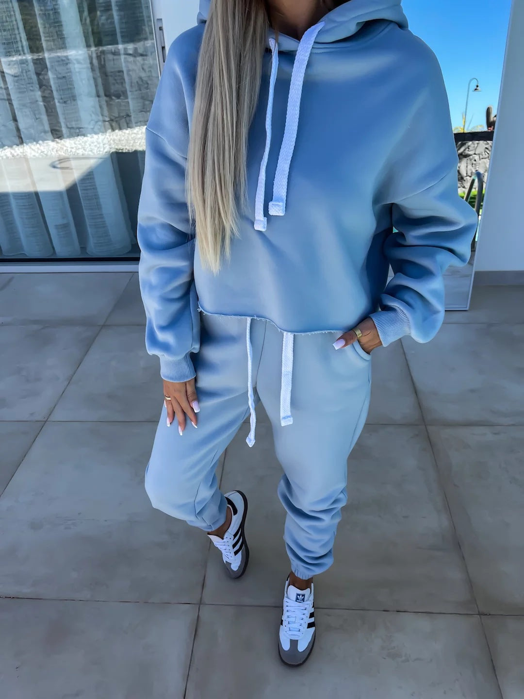 Damen modernes Hoodie-Jogginganzug-Set mit elastischem Bund und Kontrastdetails WW