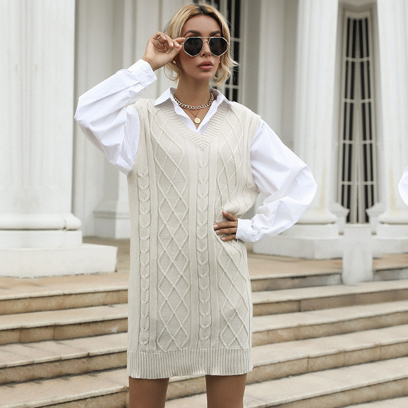 Damen Strickkleid mit modernem Zopfmuster und elegantem V-Ausschnitt WW