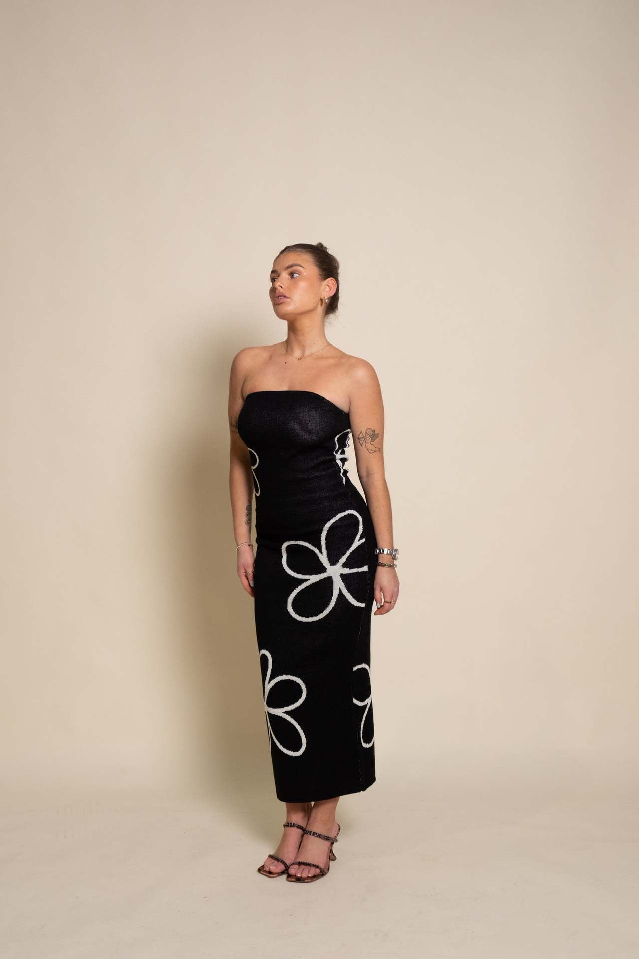 Damen Maxikleid im trendigen Silhouette mit asymmetrischem Design und dekorativen Linien WW