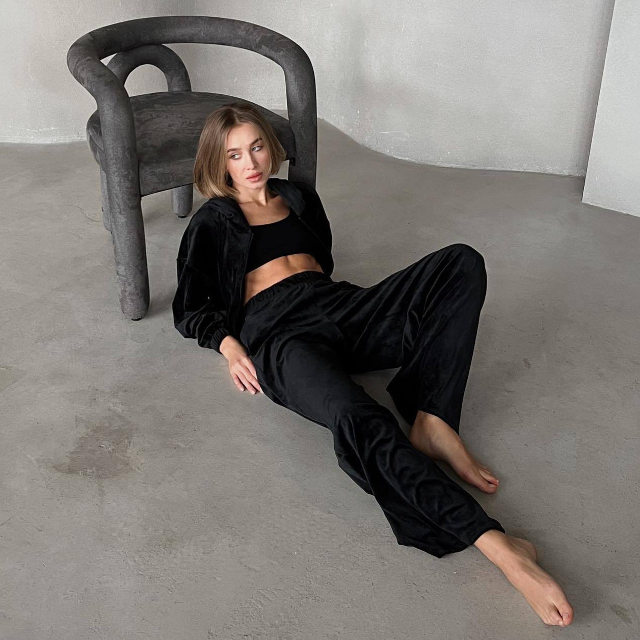 Damen sportliches Velours-Loungewear-Set mit praktischer Kapuze und elastischen Bündchen WW