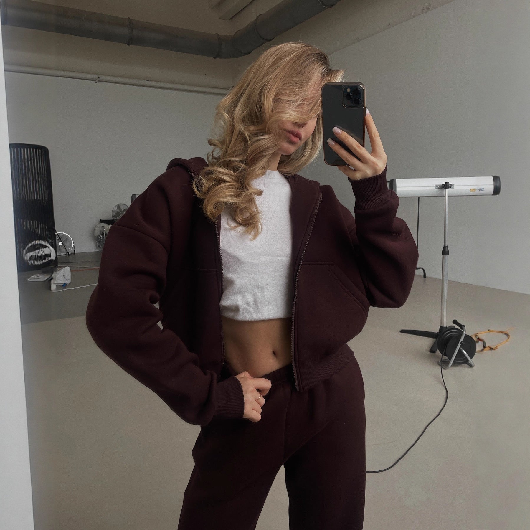 Damen stylish cropped Kapuzenjacke mit praktischen Taschen und bequemer Jogginghose WW