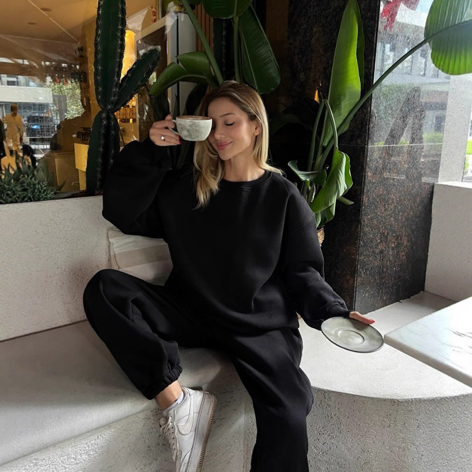 Damen stylisches Set aus oversized Hoodie und komfortabler Jogginghose WW