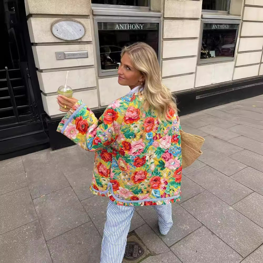 Damen Patchwork Steppjacke mit buntem Blumenmuster und Knopfdetails WW