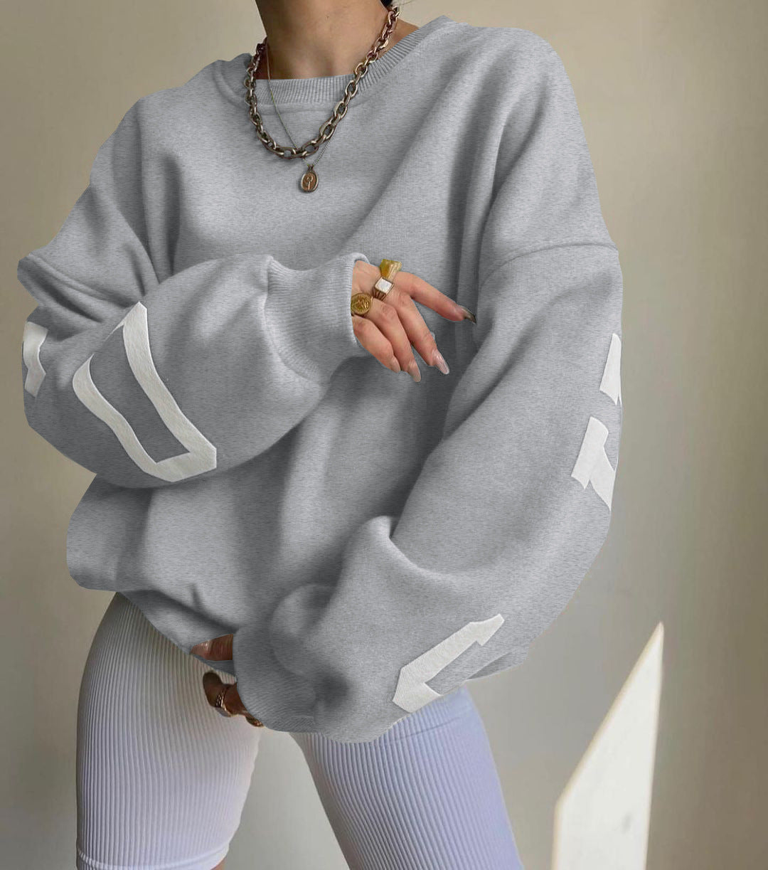 Damen Oversize Sweatshirt mit modischen Schriftzügen WW