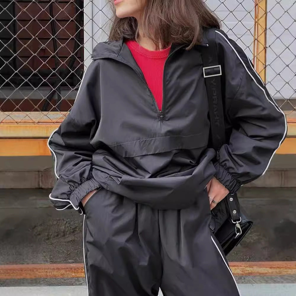 Damen sportliches Windbreaker-Set mit funktionalem Halbreißverschluss und seitlichen Kontraststreifen WW