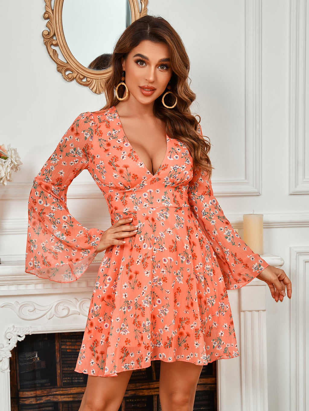 Damen Verspieltes Blumenkleid mit weiten Ärmeln und tiefem V-Ausschnitt WW