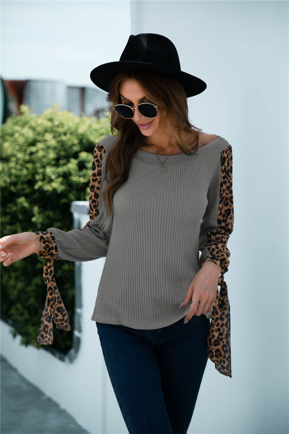 Damen Off-Shoulder Pullover mit Leopardenärmeln WW