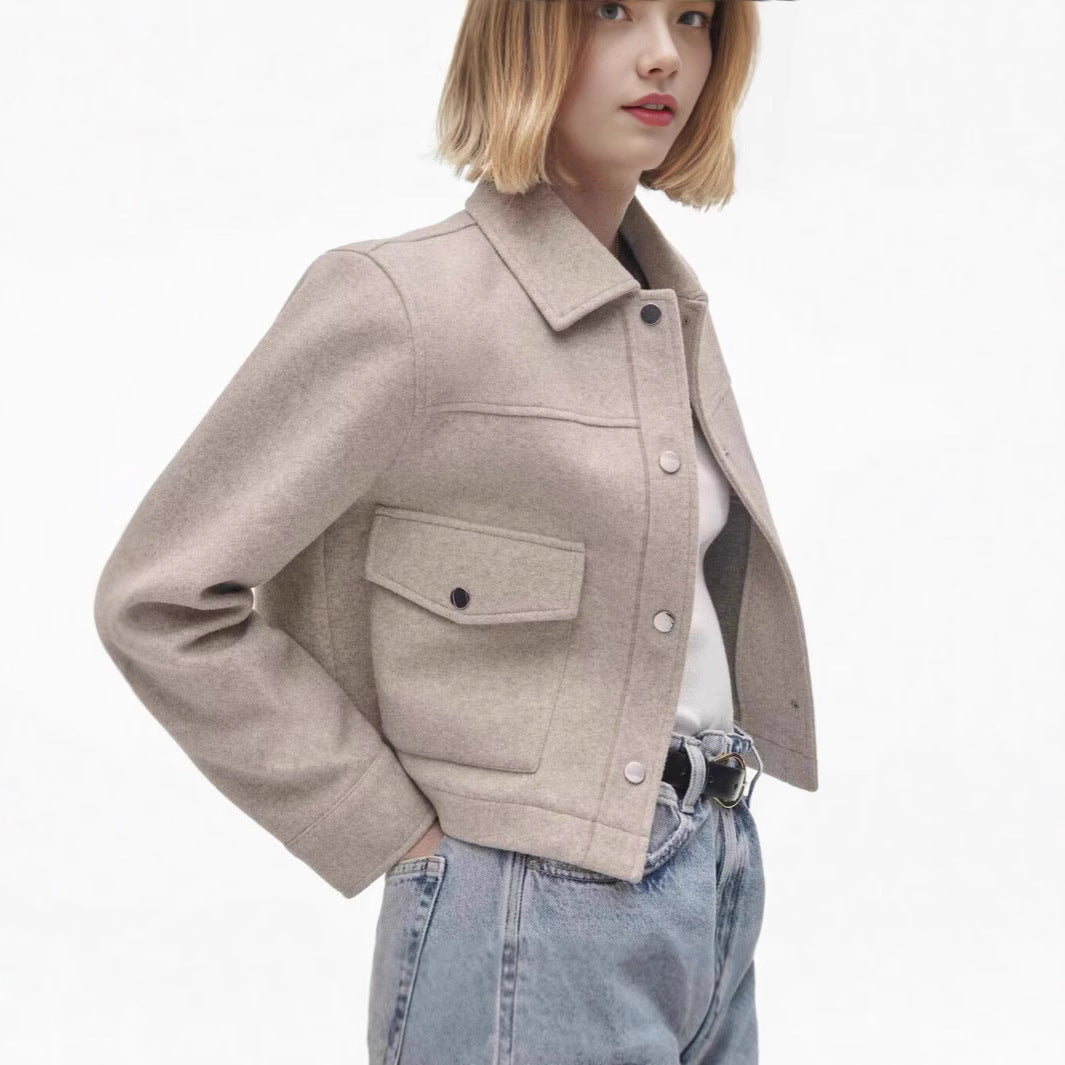 Damen kurze Wolljacke im klassischen Stil mit aufgesetzten Taschen WW