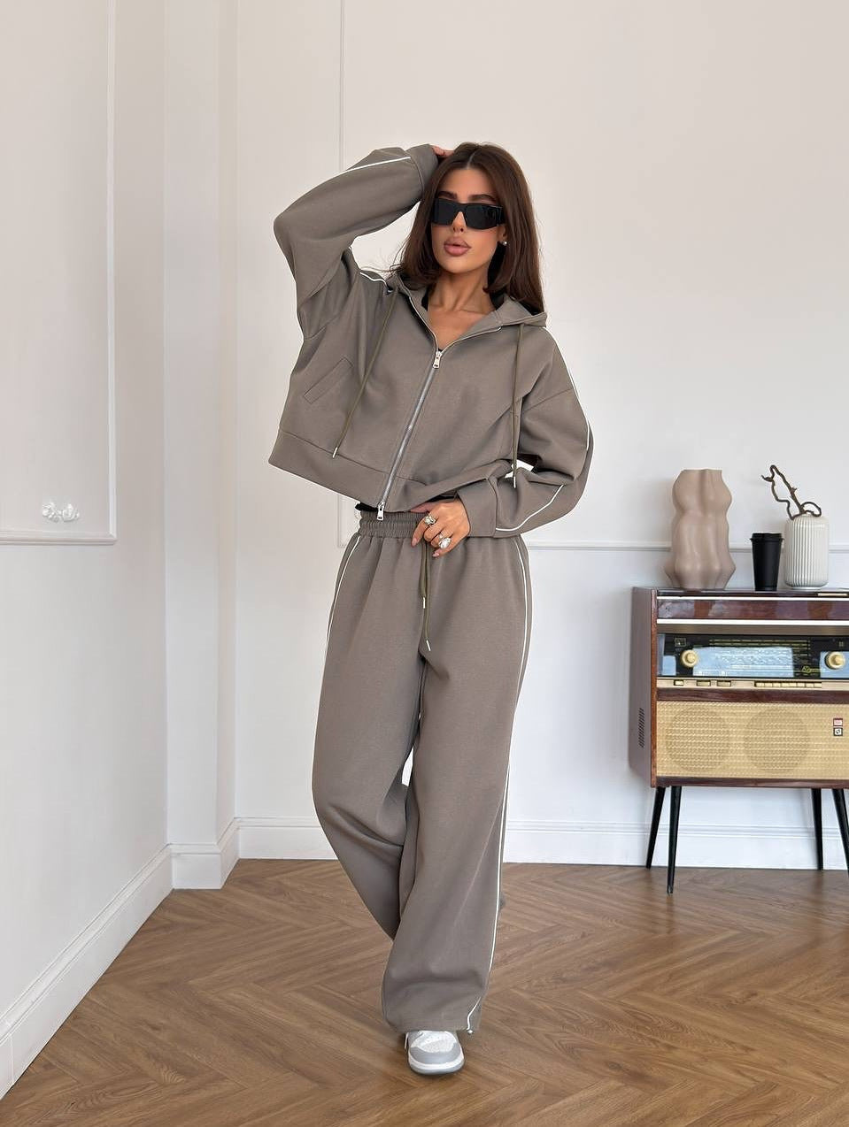 Damen sportliches Freizeit-Set aus trendigem Hoodie und weitem Stoffhose WW