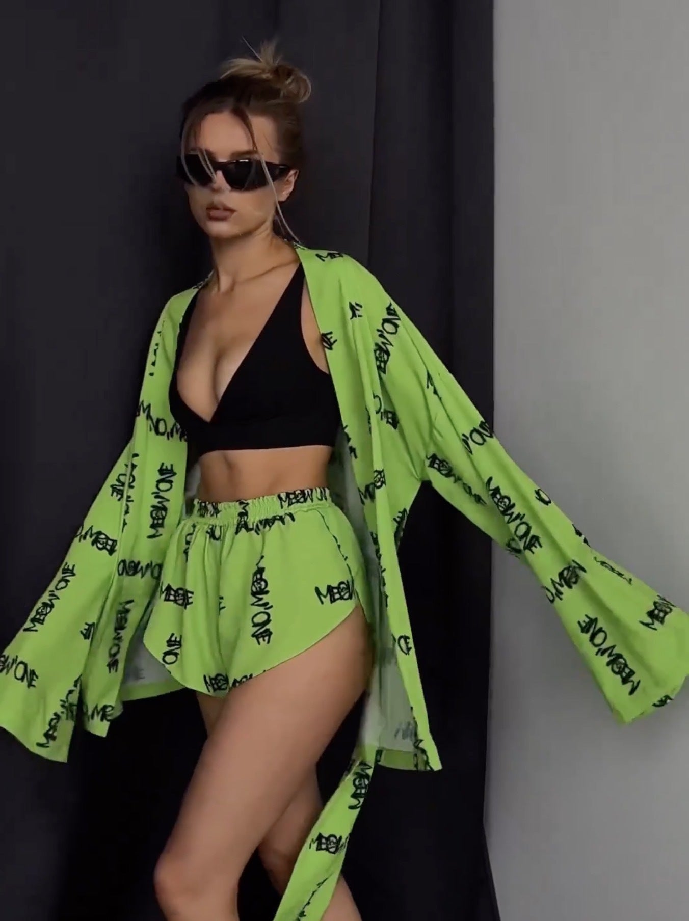 Damen stylishes Set aus leichtem Überwurf und Shorts mit Schriftzug WW