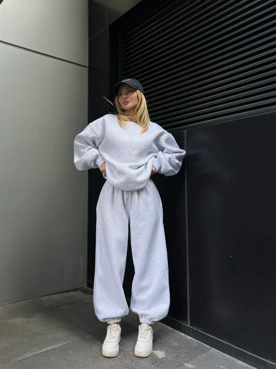 Damen stylisches Set aus oversized Hoodie und komfortabler Jogginghose WW