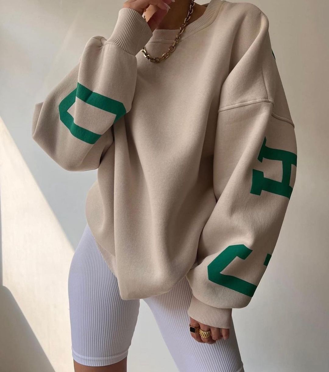 Damen Oversize Sweatshirt mit modischen Schriftzügen WW