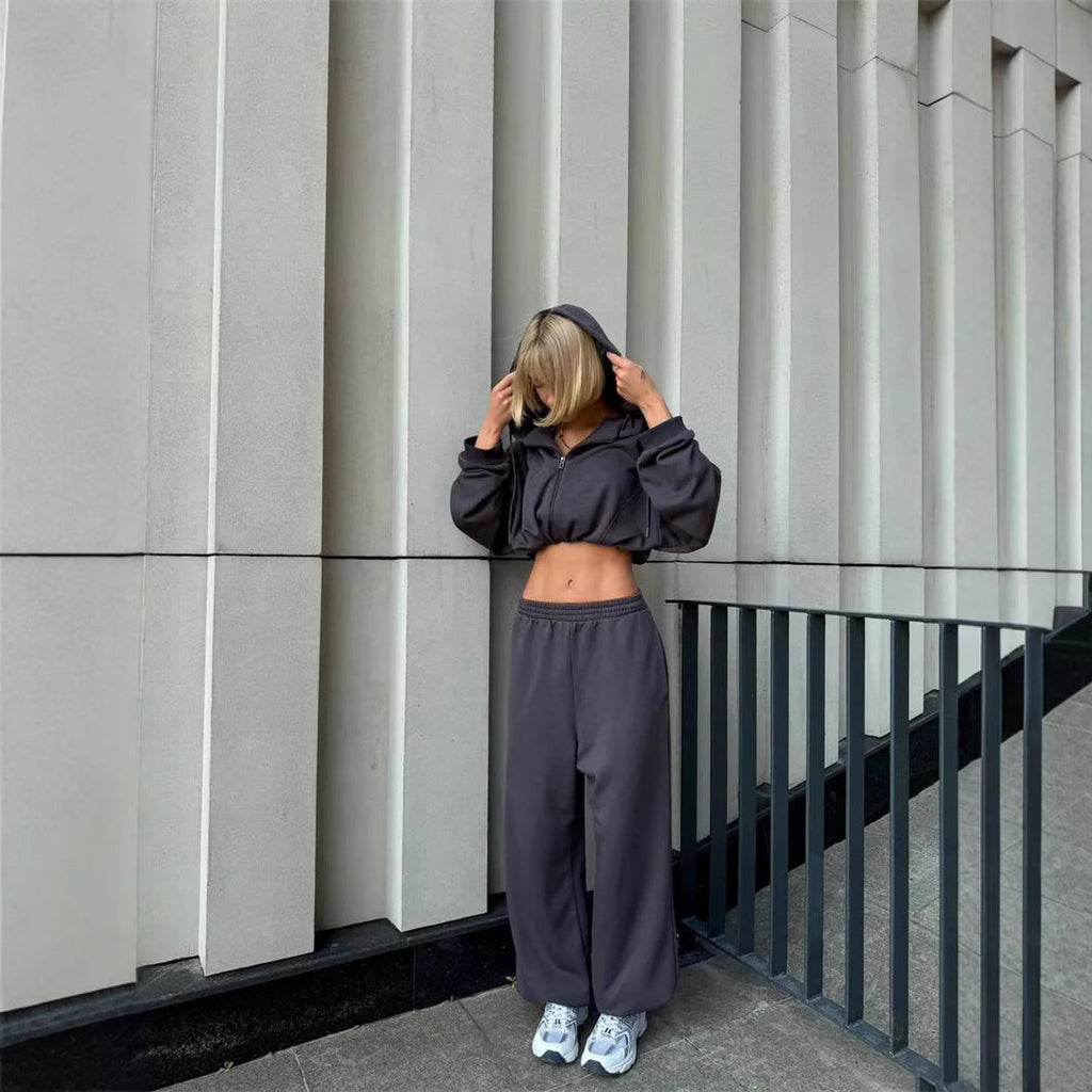 Damen lässiges Sportoutfit mit cropped Kapuzenjacke und weiter Hose WW