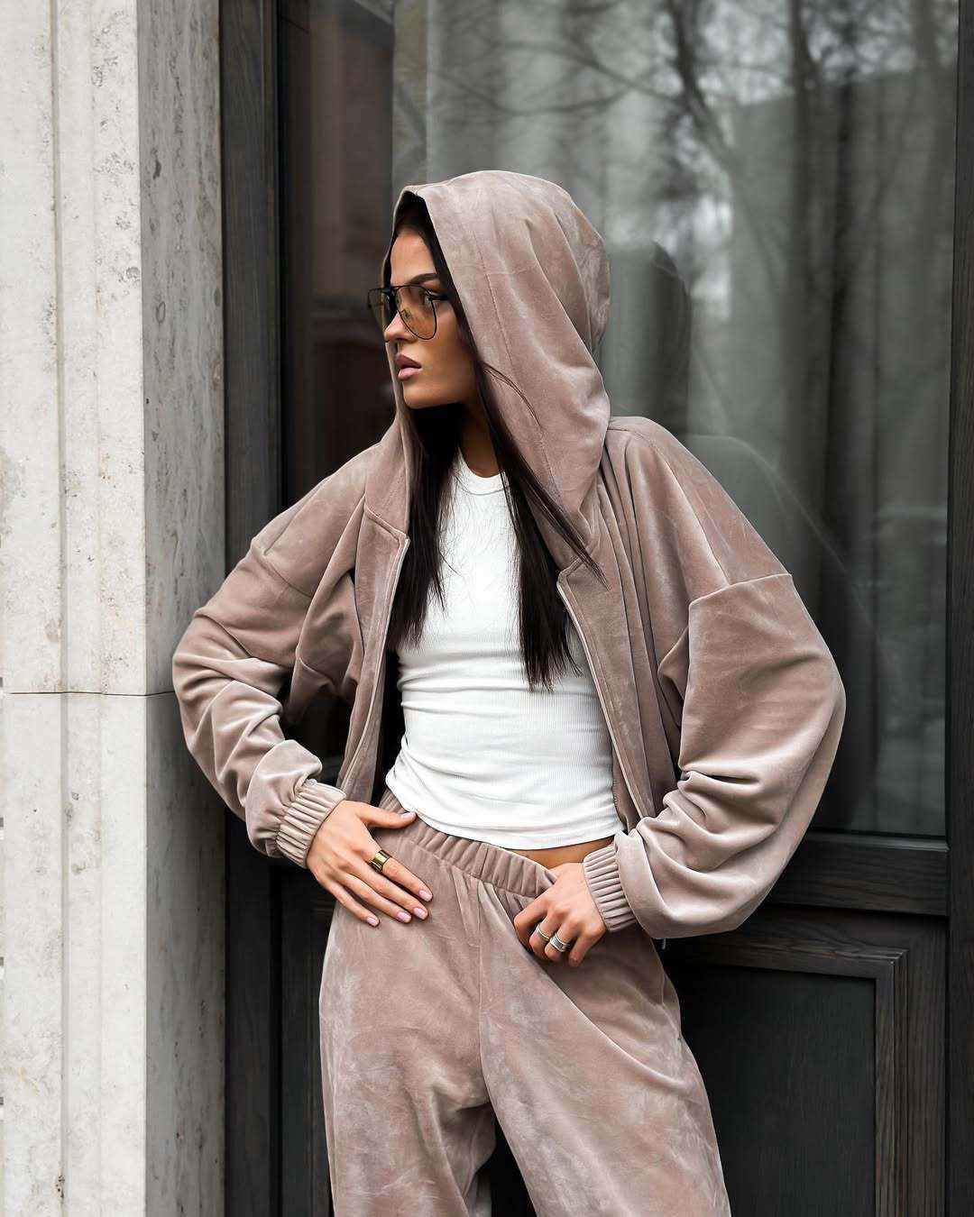 Damen sportliches Velours-Loungewear-Set mit praktischer Kapuze und elastischen Bündchen WW