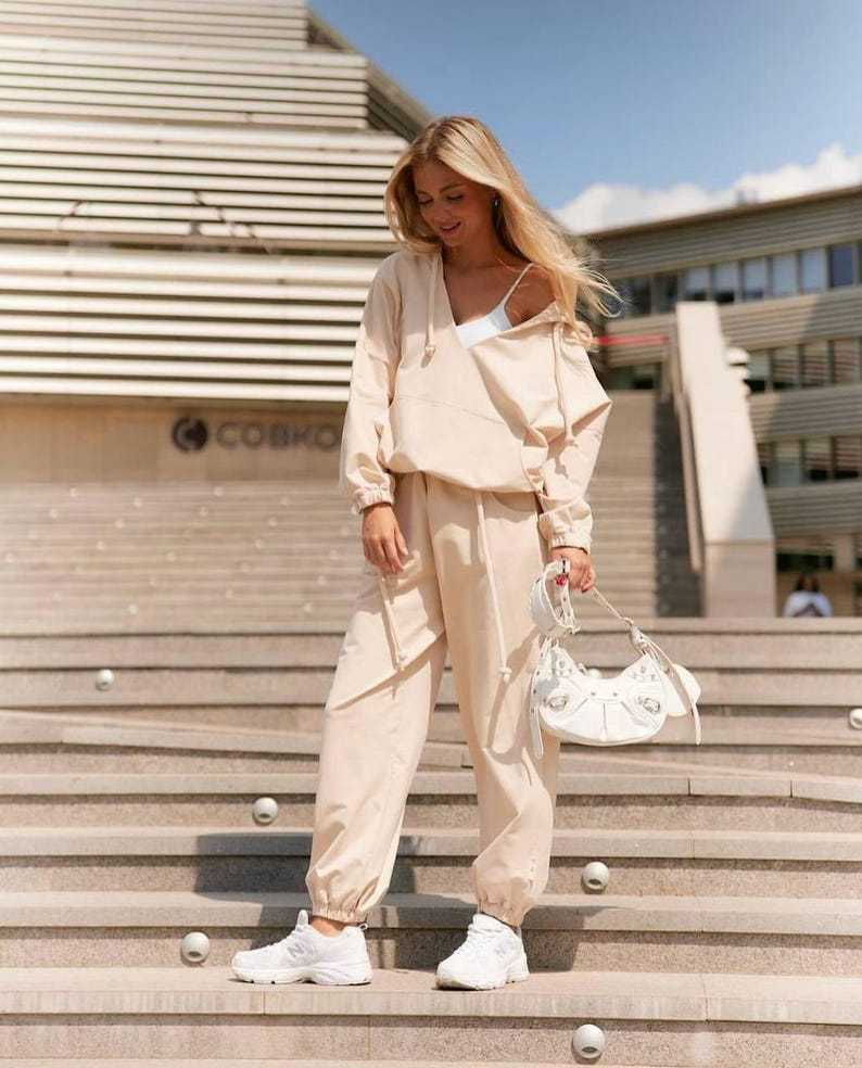 Damen lässiges Sport-Set mit Kapuze und praktischen Taschen WW