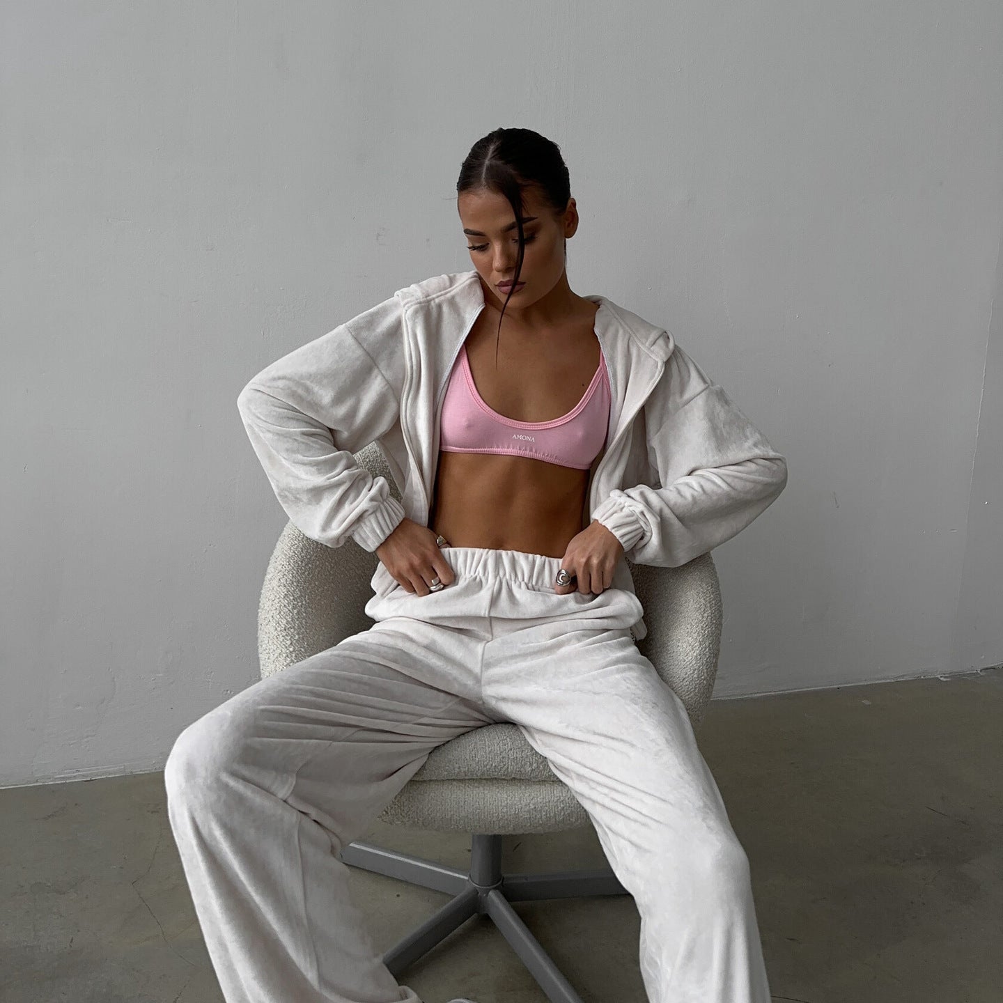 Damen sportliches Velours-Loungewear-Set mit praktischer Kapuze und elastischen Bündchen WW