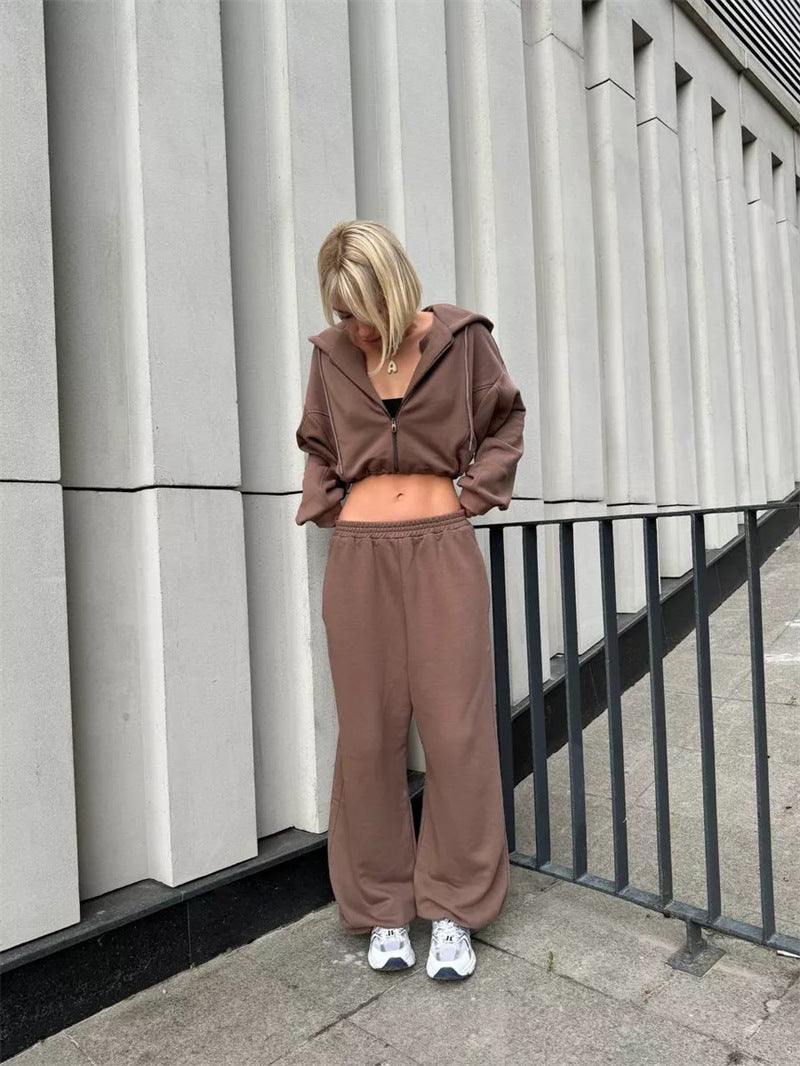 Damen lässiges Sportoutfit mit cropped Kapuzenjacke und weiter Hose WW