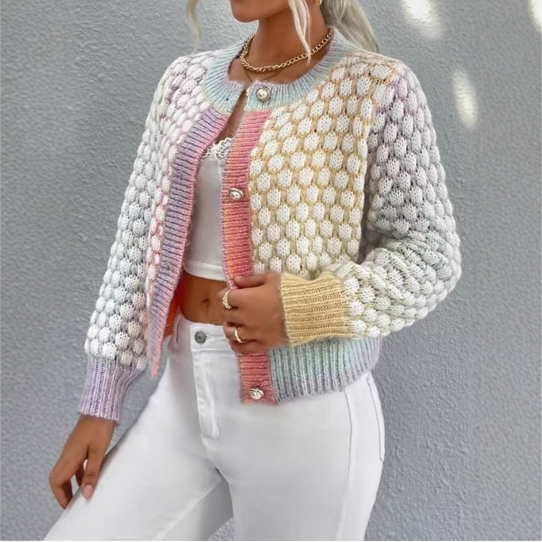 Damen Strickjacke mit verspielt gemustertem Stoff und eleganten Knopfdetails WW