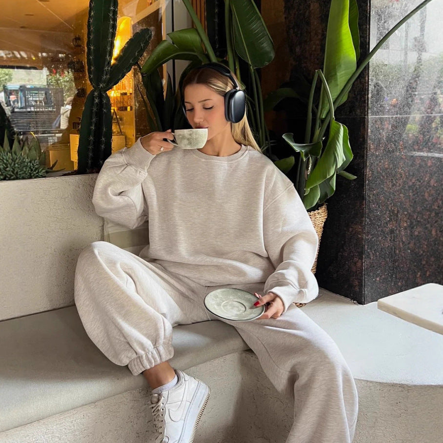 Damen stylisches Set aus oversized Hoodie und komfortabler Jogginghose WW