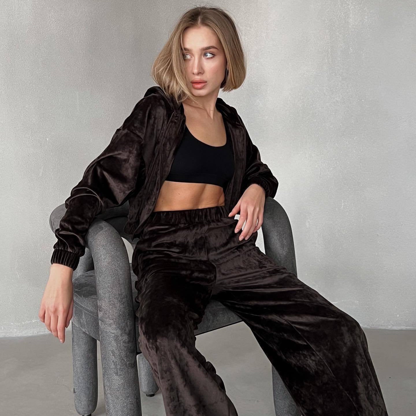 Damen sportliches Velours-Loungewear-Set mit praktischer Kapuze und elastischen Bündchen WW
